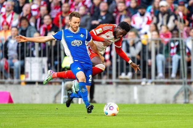 包含沙尔克队与悉尼FC队上演激动对决的词条