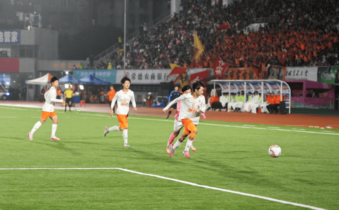 终场哨响,球迷热烈掌声如雷响起 终场哨响,球迷热烈掌声如雷响起