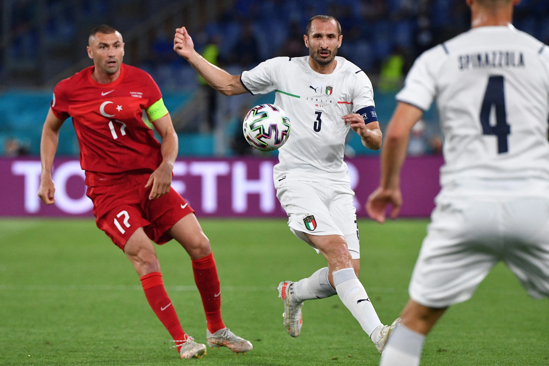 足球赛场上球队实力对比激烈，最终强者脱颖而出的简单介绍