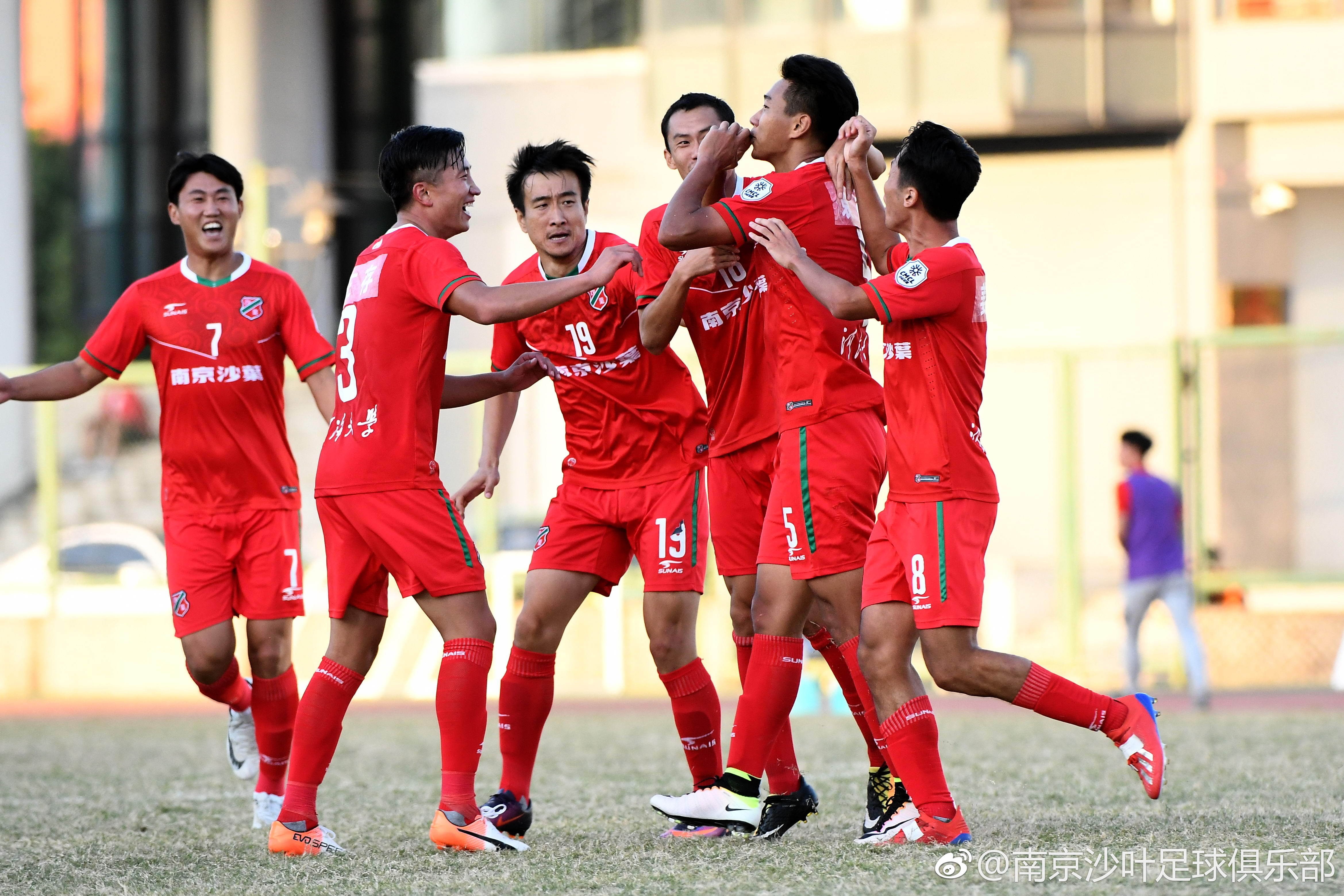 联赛收官阶段,争夺头名战打得难解难分的简单介绍 联赛收官阶段,争夺头名战打得难解难分的简单介绍