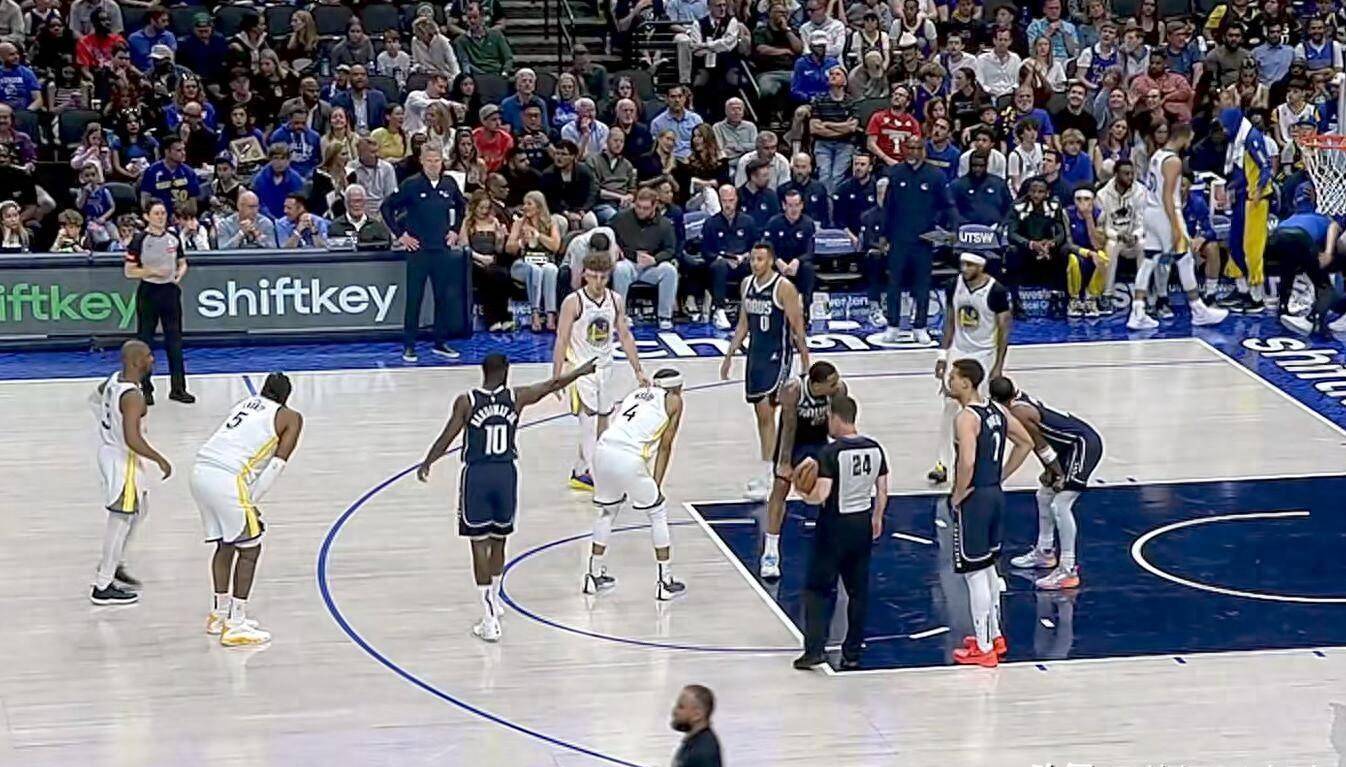 独行侠碾压辽宁队,库里点燃赛场的简单介绍 独行侠碾压辽宁队,库里点燃赛场的简单介绍