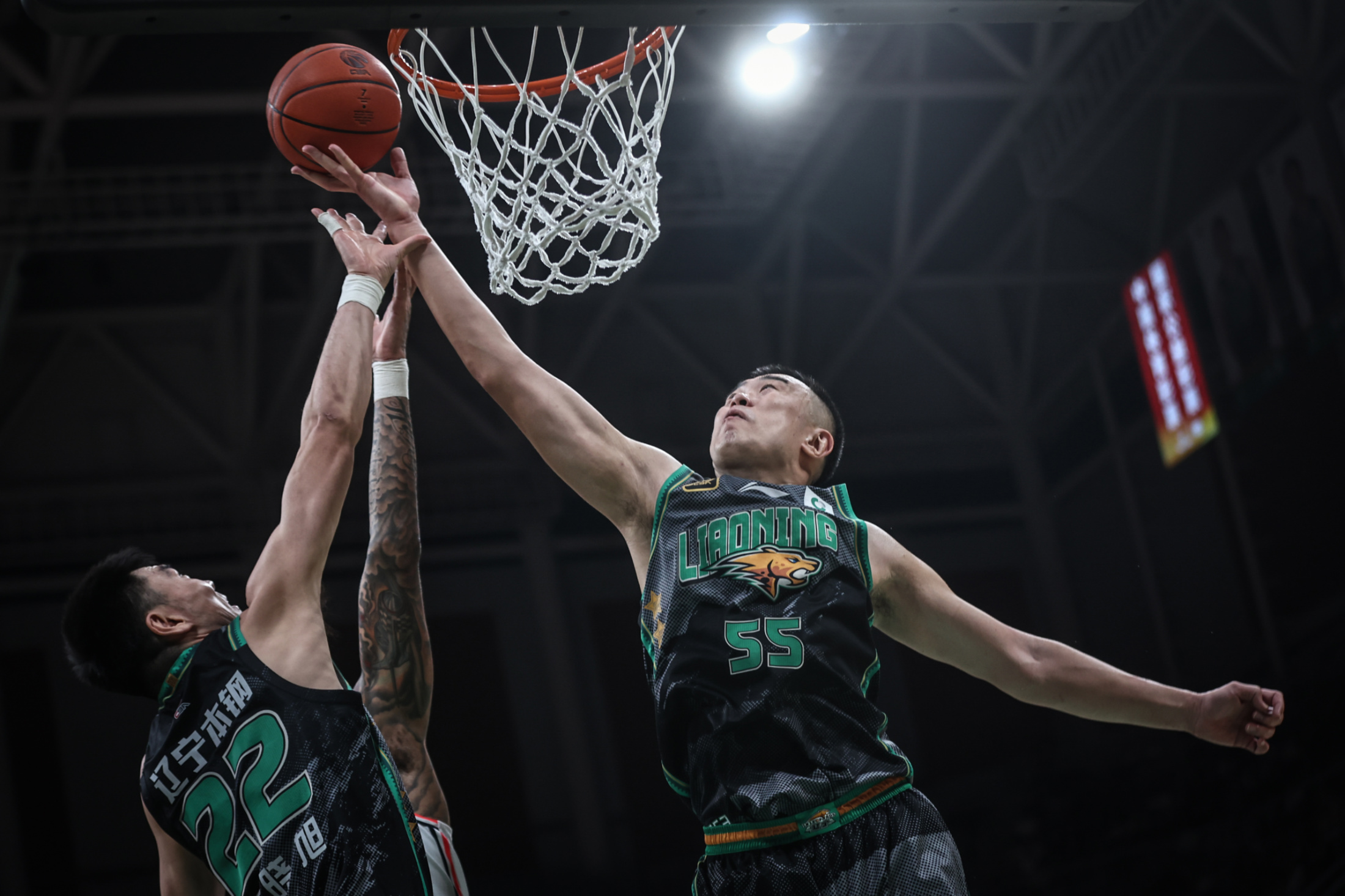 关于火箭险胜墨西哥男篮，拉塞尔三分雨点燃全场的信息