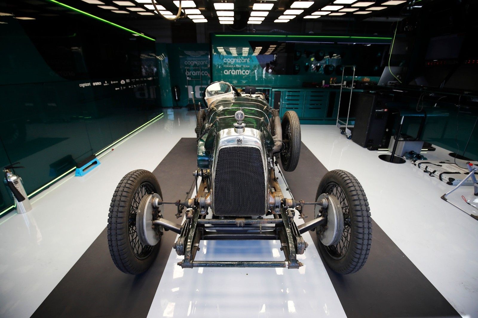 阿斯顿马丁翻盘梅赛德斯，塞恩斯刷新纪录的简单介绍